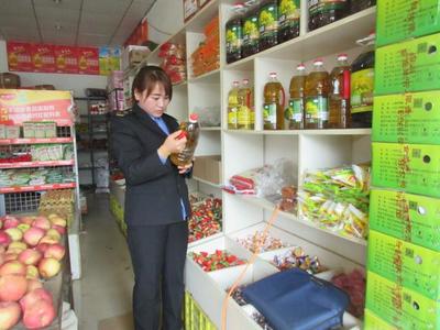 庄浪县永宁乡食药监所规范转基因食品专柜销售，保障消费者知情权